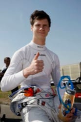 060212_MichaelThumpsUpBeforeRd8_sm
